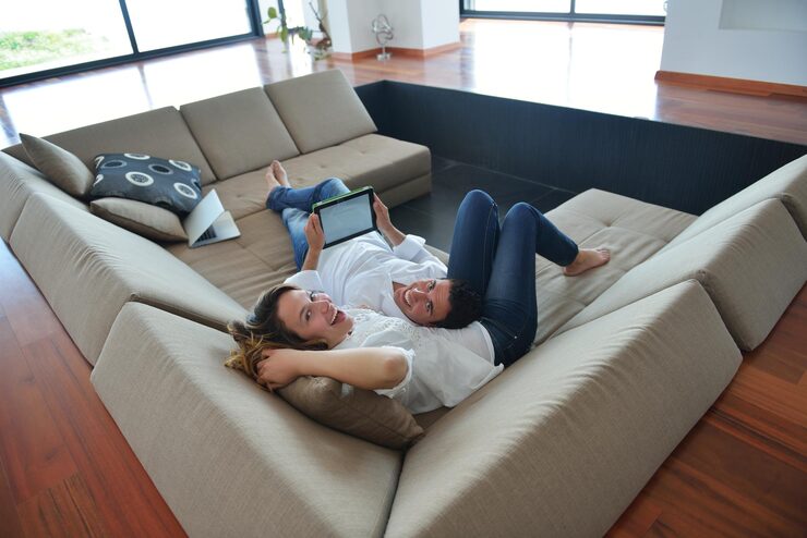 Sofá en L grande en sala amplia moderna con cojines decorativos y mesa de centro