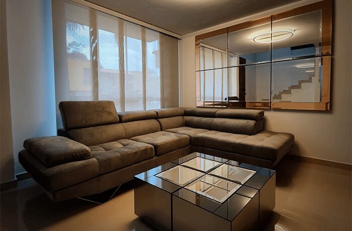 Sala con sofá en L fabricado a la medida por Tufá