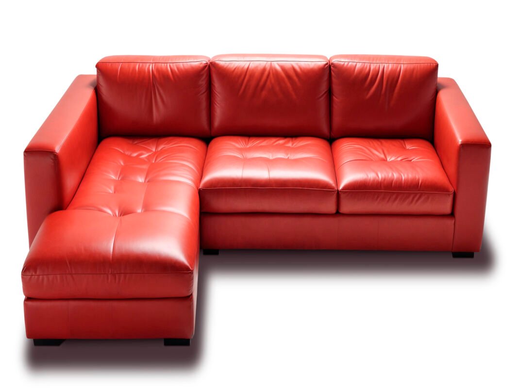 ofá en L de diseño moderno en cuero rojo, ideal para salas amplias y elegantes en hogares y oficinas en Colombia. Sofá esquinero cómodo y funcional con acabados premium, perfecto para optimizar espacio y dar un toque contemporáneo a la decoración.