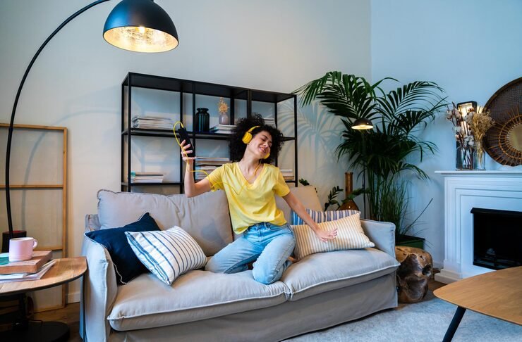 Cómo lograr una sala acogedora combinando muebles e iluminación