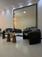 Sillas M-3 en tono oscuro de Tufá Muebles en sala con espejo