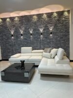 Sofá Tipo L C-H blanco de Tufá Muebles con mesa de centro negra